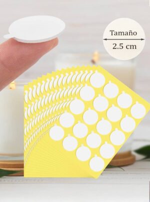 Pegatina para pabilos (Hoja x 20) ¡La solución práctica y limpia para fijar tus pabilos con precisión! Estas pegatinas adhesivas están diseñadas especialmente para asegurar los pabilos en el centro de tus recipientes de vidrio al momento de hacer velas artesanales. Son fáciles de usar, resistentes al calor y evitan que el pabilo se desplace durante el vertido de la cera. Cada hoja incluye 20 unidades, ideales para mantener tu proceso de elaboración ordenado y profesional. Perfectas para quienes buscan un acabado más seguro, preciso y sin complicaciones. ¡Un esencial en tu mesa de trabajo!