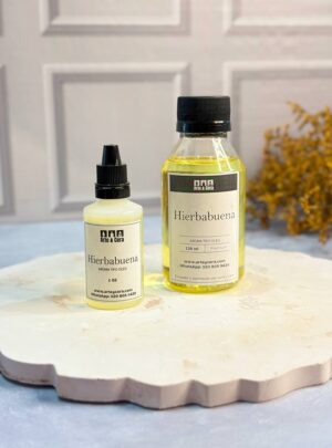 VAINILLA LIMÓN Dulce con un toque cítrico. Equilibrio entre calidez y frescura. Aroma nacional premium. Esta combinación en velas ofrece lo mejor de dos mundos: la dulzura reconfortante de la vainilla con la frescura activadora del limón. Perfecta para levantar el ánimo mientras relaja suavemente.