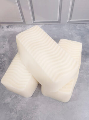 - 1 Kilo - Cera de Molde APF – Cera de Palma y Mezcla de Parafina  (60/40)  Incluye aditivo de palma y Weissen La Cera de Molde APF es una mezcla de 40% parafina y 60% cera de palma y Aditivo de palma en polvo y Weissen, diseñada especialmente para la elaboración de velas en moldes. Gracias a su composición, ofrece una excelente dureza, desmolde fácil y un acabado cremoso y opaco, ideal para velas decorativas y figuras artesanales. No es transparente, tiene un atractivo color cremoso natural, y permite una buena adherencia de colorantes y fragancias.