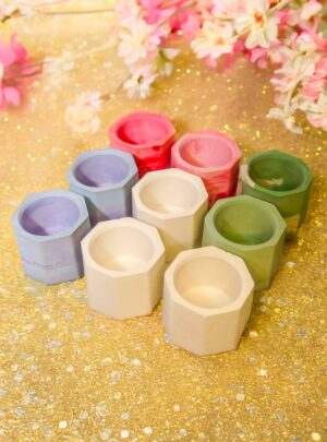 Recipiente Octagonal de Yeso – Especial para Velas de 40 g Este hermoso recipiente está elaborado 100% a mano con yeso tipo escayola, un material de alta calidad que ofrece una textura suave, resistente y elegante, ideal para la creación de velas artesanales de aproximadamente 40 gramos. Por su elaboración artesanal, cada pieza es única y cuenta con un grado de perfección del 90%, por lo que puede presentar pequeñas imperfecciones naturales como burbujas o marcas sutiles propias del proceso manual. 🎨 Personalización de color: Puedes elegir entre nuestros tonos pastel: blanco, rosa, verde, azul, lila, amarillo y café. También disponible en versión marmoleada, en los mismos colores, para un acabado artístico y original. 🛠️ Producción bajo pedido: Todos los recipientes se elaboran sobre pedido con un tiempo estimado de 8 días hábiles. Si hay unidades en inventario, se puede despachar de inmediato. 🛒 Solicita la cantidad que necesites. Ideal para emprendimientos de velas, recuerdos personalizados o detalles decorativos.