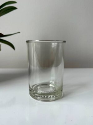 Tamaño ideal. Acabado profesional. Envase de vidrio de 150 ml, perfecto para velas artesanales medianas. Diseño minimalista que realza cualquier fragancia y estilo decorativo.