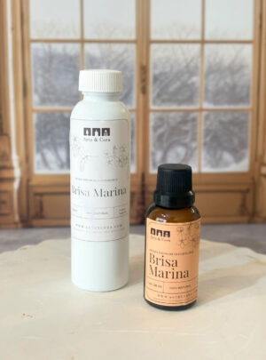 Fresca, limpia y revitalizante. Un soplo de aire puro en cada espacio. Aroma nacional premium. Evoca la serenidad del mar y la libertad del viento. Ideal para ambientes que buscan ligereza, claridad y una sensación continua de frescura.