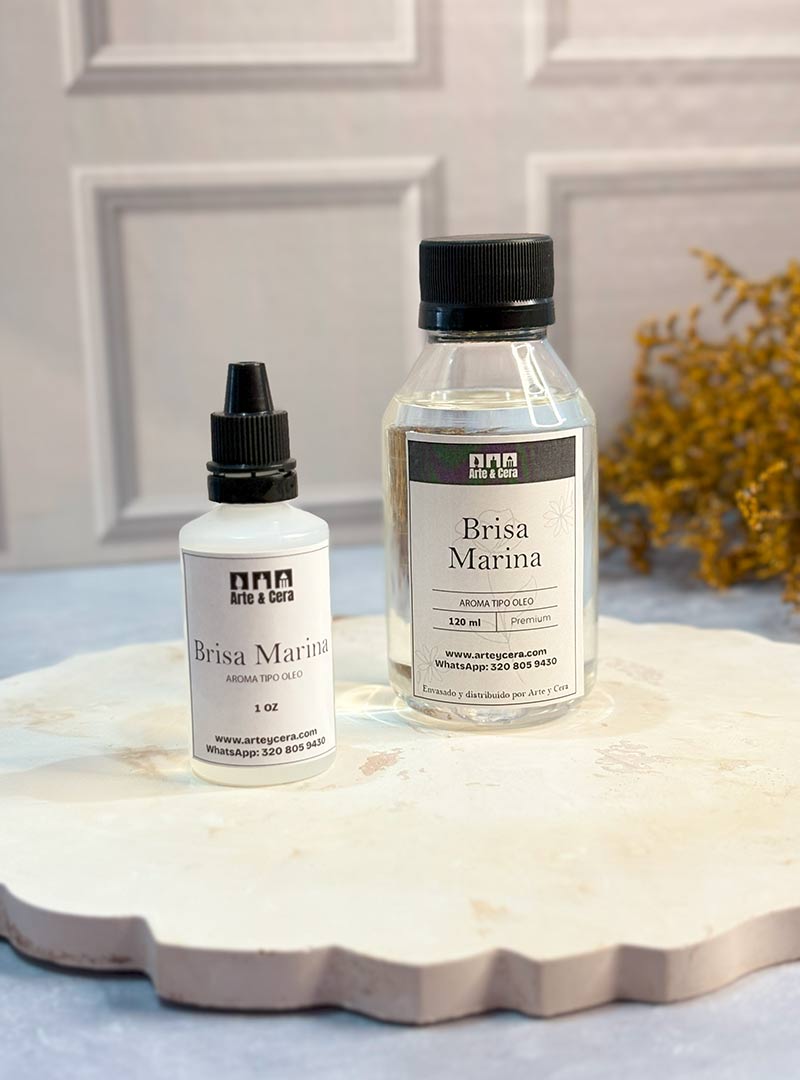 AROMA BRISA MARINA PARA VELAS Fresca, limpia y revitalizante. Un soplo de aire puro en cada espacio. Aroma nacional premium. Evoca la serenidad del mar y la libertad del viento. Ideal para ambientes que buscan ligereza, claridad y una sensación continua de frescura.