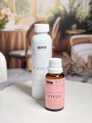 Una esencia vibrante que despierta los sentidos. Aroma nacional premium. Su fragancia jugosa y profunda destaca por sus notas frutales rojas con matices sutilmente silvestres, creando una atmósfera cálida y llena de personalidad. Es ideal para aportar un toque de energía y elegancia a tus espacios, envolviéndolos en un aroma dulce y cautivador que invita al confort y a la sofisticación.