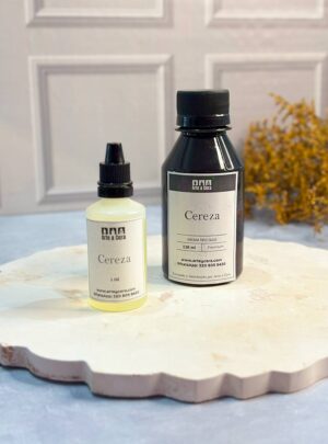 AROMA CEREZA PARA VELAS Frutal, vibrante y jugosa. Un aroma que despierta los sentidos. Aroma nacional premium. Ideal para quienes aman las fragancias dulces con carácter. La cereza aporta una energía alegre y envolvente, perfecta para llenar cualquier espacio de vitalidad y encanto.