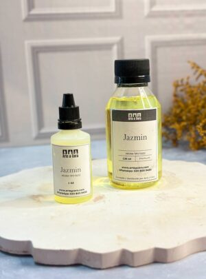 AROMA JAZMÍN PARA VELAS Floral, elegante y envolvente. Un clásico atemporal que inspira calma. Aroma tipo óleo de alta fijación. Su fragancia intensa pero delicada transforma cualquier espacio en un jardín en flor. Ideal para crear ambientes románticos, armónicos y llenos de serenidad.