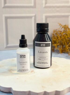 AROMA LAVANDA PARA VELAS Herbal, relajante y equilibrante. Un clásico que nunca falla para calmar la mente. Aroma nacional premium. Reconocido por sus propiedades aromaterapéuticas, este aroma es ideal para crear ambientes de descanso, meditación o spa. Perfecto para acompañar rutinas de autocuidado o relajación profunda.