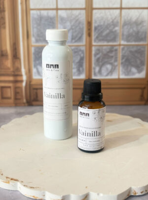 Dulce, cálida y envolvente. Un clásico que reconforta y relaja. Aroma nacional premium. Perfecta para crear ambientes acogedores, con una fragancia suave que transmite tranquilidad, ternura y sensación de hogar. NOTAS: Su pigmento color naranja puede pintar tus velas con un tono suave. No usar para velas blancas.