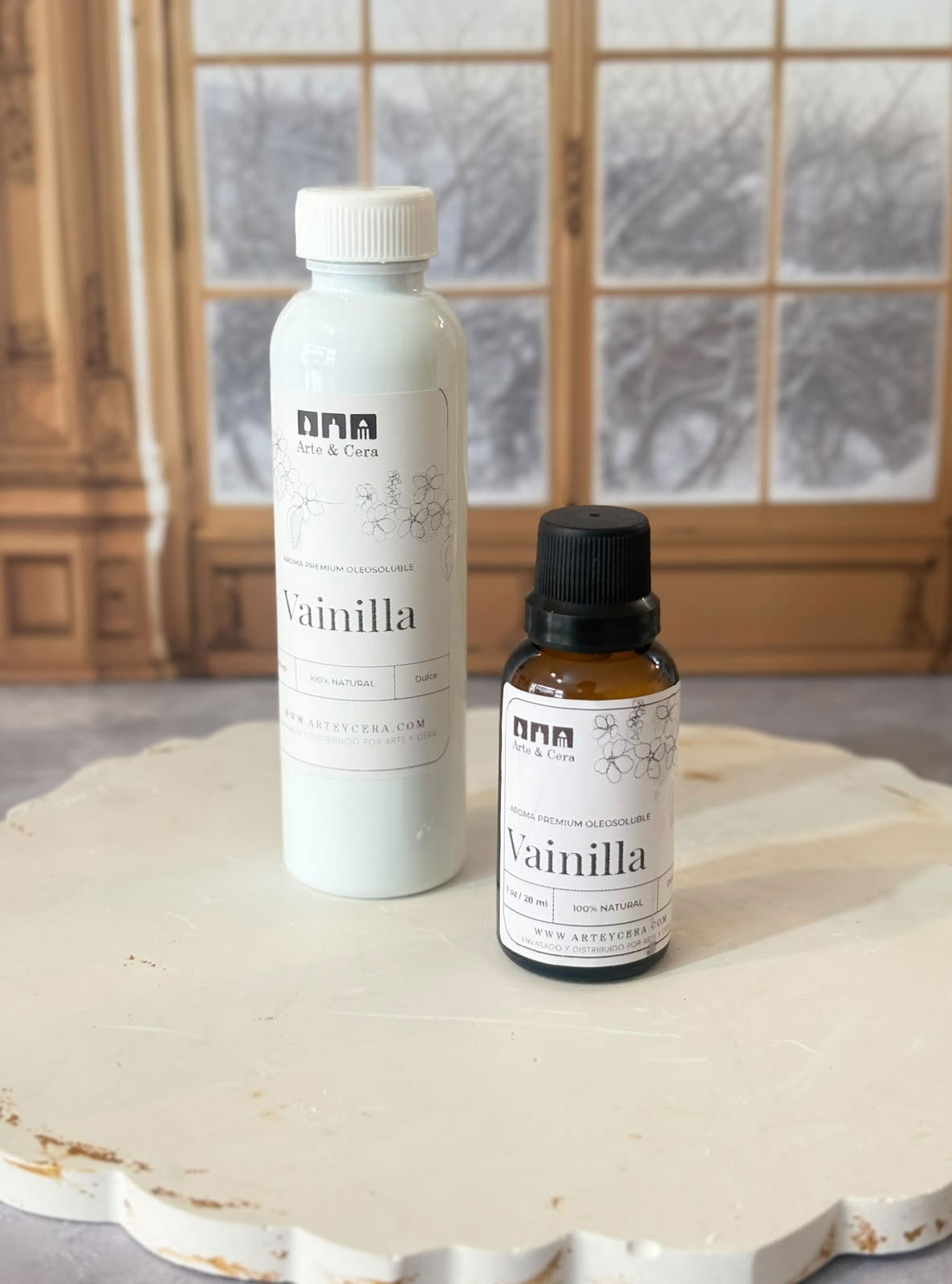 Dulce, cálida y envolvente. Un clásico que reconforta y relaja. Aroma nacional premium. Perfecta para crear ambientes acogedores, con una fragancia suave que transmite tranquilidad, ternura y sensación de hogar. NOTAS: Su pigmento color naranja puede pintar tus velas con un tono suave. No usar para velas blancas.