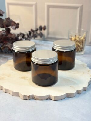 El Frasco Ámbar de 120 ml de Arte y Cera es ideal para elaborar velas en recipientes con un acabado elegante y funcional. Su vidrio de tono ámbar no solo aporta un estilo sofisticado, sino que también ayuda a proteger el contenido de la luz, preservando mejor el aroma y la calidad de la cera.