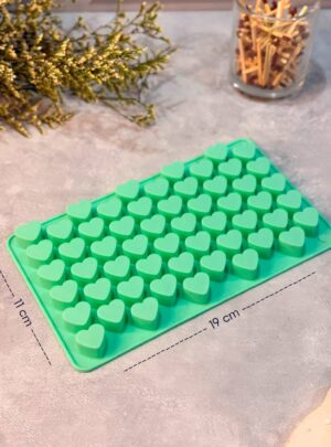 Dale un toque de amor a todas tus creaciones con nuestro nuevo molde de silicón de mini corazones. Ideal para la producción en serie de pequeños detalles, este molde es el aliado perfecto para tus proyectos de repostería creativa, manualidades, velas y jabonería. Características Principales: Alta Capacidad: Cuenta con 55 cavidades en forma de corazón, permitiéndote crear una gran cantidad de piezas de una sola vez, optimizando tu tiempo y producción. Material Flexible: Fabricado en silicón de alta calidad, es resistente, duradero y extremadamente flexible. Su superficie antiadherente facilita el desmolde sin romper las figuras y permite una limpieza rápida. Medidas Perfectas: Con un tamaño de 11 cm x 19 cm, es manejable y fácil de almacenar. El tamaño de cada mini corazón es ideal para detalles decorativos, imanes, aretes o pequeños regalos. Multiusos: Compatible con una amplia variedad de materiales como resina epóxica, yeso, arcilla polimérica, chocolate, hielo, cera para velas y más. Usos Recomendados: Detalles para fiestas y bodas (confeti, recuerdos). Elaboración de jabones artesanales en miniatura. Pequeñas velas aromáticas para regalo. Creación de piezas decorativas con yeso o resina.