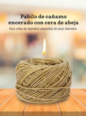 El Pabilo de Cáñamo Encerado con Cera de Abeja de Arte y Cera es una opción 100% natural, ideal para velas de diámetros pequeños (entre 3 y 4 cm). Gracias a su composición, ofrece un mejor quemado, más limpio y uniforme, realzando la experiencia de encendido. Se vende en paquetes de 5 metros por solo $10.000, siendo perfecto para proyectos artesanales y recordatorios.