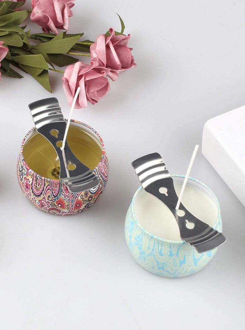 El Soporte Metálico para Pabilo de Arte y Cera es el accesorio perfecto para mantener el pabilo centrado mientras elaboras tus velas. Su diseño sencillo pero funcional asegura que el pabilo permanezca en la posición correcta durante el vertido y enfriado de la cera, evitando que se mueva o se doble. Fabricado en metal resistente, es reutilizable y fácil de limpiar, convirtiéndose en una herramienta duradera para cualquier artesano de velas.