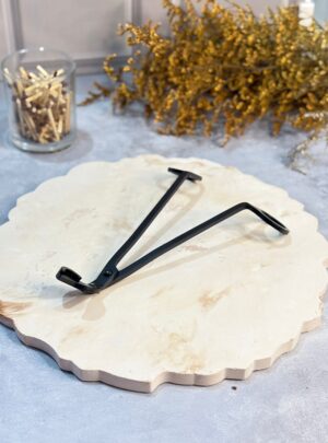 TIJERA PARA PABILOS La Tijera para Pabilos de Arte y Cera es una herramienta esencial para mantener tus velas encendiendo de forma limpia y segura. Diseñada especialmente para cortar pabilos a la medida ideal, evita que la llama sea demasiado alta, reduciendo el humo y prolongando la vida útil de la vela. Su diseño ergonómico y punta en ángulo facilita el corte incluso en velas dentro de recipientes profundos, mientras que su acabado metálico garantiza durabilidad y resistencia. Un accesorio práctico e indispensable para amantes y creadores de velas artesanales.