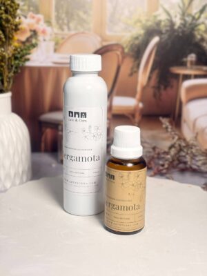 AROMA BERGAMOTA PARA VELAS Cítrica, elegante y revitalizante. Un toque sofisticado que ilumina el ambiente. Aroma nacional premium. Su fragancia fresca y chispeante combina notas cítricas con un fondo sutilmente floral, transmitiendo energía positiva y claridad. Ideal para crear espacios luminosos, elegantes y llenos de vitalidad, aportando frescura y equilibrio en cada rincón.