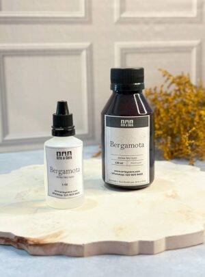 AROMA BERGAMOTA PARA VELAS Cítrica, elegante y revitalizante. Un toque sofisticado que ilumina el ambiente. Aroma nacional premium. Su fragancia fresca y chispeante combina notas cítricas con un fondo sutilmente floral, transmitiendo energía positiva y claridad. Ideal para crear espacios luminosos, elegantes y llenos de vitalidad, aportando frescura y equilibrio en cada rincón.