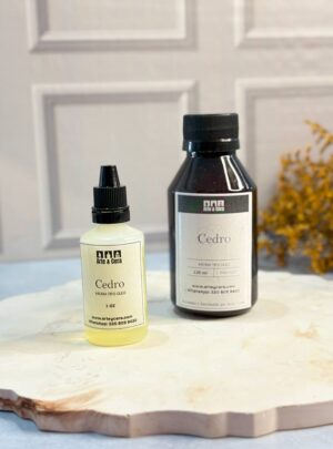 AROMA CEDRO PARA VELAS Amaderado, fresco y equilibrante. La fuerza de la naturaleza en cada respiro. Aroma nacional premium. Su fragancia firme y aromática evoca la solidez de la madera de cedro, transmitiendo calma, estabilidad y frescura. Ideal para generar ambientes serenos, acogedores y con un toque natural y elegante. Perfecto para quienes buscan un aroma relajante y con carácter.