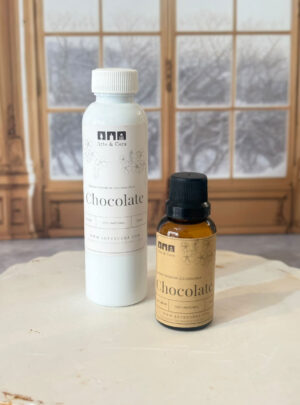 Dulce, cálido y envolvente. Un placer irresistible que conquista los sentidos. Aroma nacional premium. Su fragancia intensa y cremosa evoca el aroma del chocolate recién fundido, despertando sensaciones de confort, alegría y tentación. Ideal para crear ambientes acogedores, dulces y llenos de calidez, aportando un aire hogareño y reconfortante.