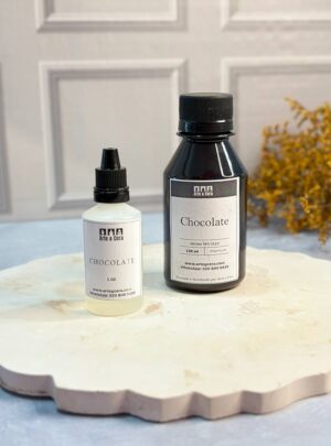 AROMA CHOCOLATE PARA VELAS Dulce, cálido y envolvente. Un placer irresistible que conquista los sentidos. Aroma nacional premium. Su fragancia intensa y cremosa evoca el aroma del chocolate recién fundido, despertando sensaciones de confort, alegría y tentación. Ideal para crear ambientes acogedores, dulces y llenos de calidez, aportando un aire hogareño y reconfortante.