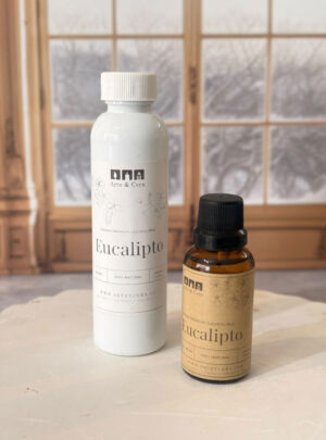 Herbal, fresca y purificante. Un aroma revitalizante que renueva cada espacio. Aroma nacional premium. Su fragancia intensa y refrescante evoca la pureza de los bosques de eucalipto, aportando claridad y limpieza al ambiente. Ideal para despejar la mente, transmitir energía positiva y generar una atmósfera de bienestar natural. Perfecta para quienes buscan frescura y vitalidad en su hogar.