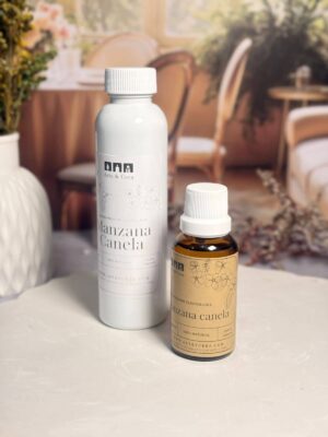 AROMA MANZANA & CANELA PARA VELAS Dulce, especiada y acogedora. Un clásico irresistible que envuelve con calidez. Aroma nacional premium. La frescura jugosa de la manzana se combina con el toque cálido y especiado de la canela, creando una fragancia equilibrada y reconfortante. Perfecta para generar ambientes hogareños, llenos de armonía y serenidad, evocando momentos de calma y tradición.