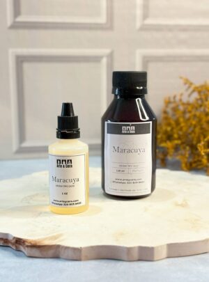 AROMA MARACUYÁ PARA VELAS Exótico, tropical y vibrante. Una explosión frutal que despierta los sentidos. Aroma nacional premium. Su fragancia combina notas dulces y ácidas que evocan la frescura del maracuyá recién partido. Aporta energía, vitalidad y un toque tropical que transforma cualquier espacio en un ambiente alegre y refrescante. Ideal para quienes buscan un aroma intenso, jugoso y lleno de vida.