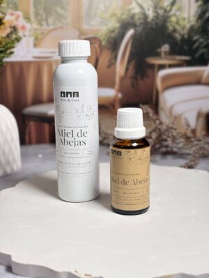 Dulce, cálido y envolvente. Una caricia natural que reconforta el alma. Aroma nacional premium. Su fragancia suave y melosa evoca la dulzura auténtica de la miel recién recolectada. Aporta calidez, ternura y una sensación hogareña que llena los espacios de armonía y bienestar. Ideal para ambientes que buscan transmitir tranquilidad, suavidad y un encanto natural.
