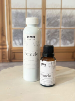 Cítrico, fresco y energizante. Un estallido de vitalidad que ilumina el ambiente. Aroma nacional premium. Su fragancia combina notas jugosas y ligeramente amargas del pomelo, transmitiendo frescura, claridad y energía positiva. Perfecta para crear espacios dinámicos, alegres y luminosos, aportando un aire chispeante y moderno en cada rincón.