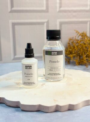 AROMA POMELO PARA VELAS Cítrico, fresco y energizante. Un estallido de vitalidad que ilumina el ambiente. Aroma nacional premium. Su fragancia combina notas jugosas y ligeramente amargas del pomelo, transmitiendo frescura, claridad y energía positiva. Perfecta para crear espacios dinámicos, alegres y luminosos, aportando un aire chispeante y moderno en cada rincón.