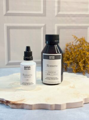 AROMA ROMERO PARA VELAS Herbal, fresca y purificante. Un respiro natural que renueva el ambiente. Aroma nacional premium. El romero es conocido por sus notas intensas y revitalizantes que transmiten claridad y equilibrio. Su fragancia herbal ayuda a despejar la mente y aporta una sensación de limpieza y frescura. Ideal para ambientes donde se busca concentración, energía positiva y armonía natural.