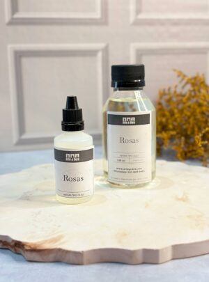 AROMA ROSAS PARA VELAS Floral, romántico y delicado. Un bouquet clásico que enamora los sentidos. Aroma nacional premium. Su fragancia suave y elegante evoca la frescura de los pétalos de rosa recién cortados. Aporta un aire romántico, sofisticado y lleno de armonía, ideal para crear ambientes cálidos, acogedores y con un encanto atemporal. Perfecta para transmitir amor, serenidad y belleza natural.