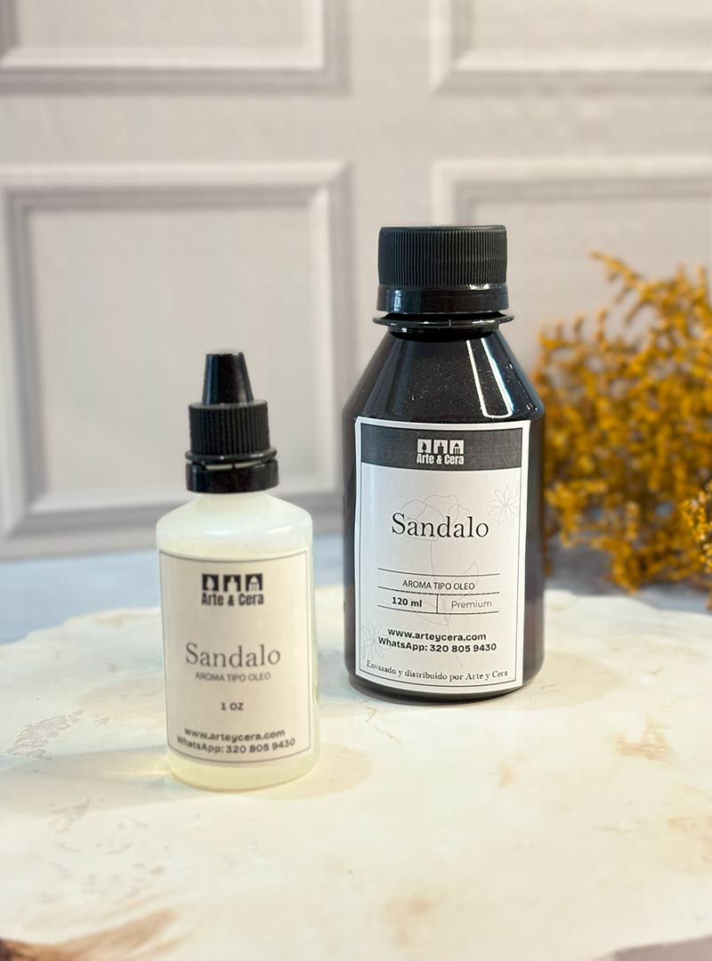 AROMA SÁNDALO PARA VELAS Amaderado, cálido y espiritual. Una esencia profunda que transmite paz y equilibrio. Aroma nacional premium. Su fragancia envolvente combina notas terrosas y leñosas que evocan serenidad y conexión interior. Reconocido por su carácter relajante y espiritual, el sándalo es perfecto para crear ambientes de meditación, descanso y armonía, aportando un aire sofisticado y místico.