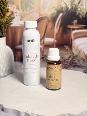 AROMA TALCO DE BEBÉ PARA VELAS Suave, delicado y reconfortante. Un aroma tierno que envuelve con pureza. Aroma nacional premium. Su fragancia ligera y acogedora evoca la ternura y frescura del cuidado infantil, transmitiendo calma, limpieza y serenidad. Ideal para crear ambientes hogareños, tranquilos y llenos de dulzura, aportando una sensación de bienestar y paz en cada espacio.
