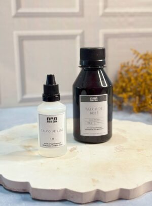 AROMA TALCO DE BEBÉ PARA VELAS Suave, delicado y reconfortante. Un aroma tierno que envuelve con pureza. Aroma nacional premium. Su fragancia ligera y acogedora evoca la ternura y frescura del cuidado infantil, transmitiendo calma, limpieza y serenidad. Ideal para crear ambientes hogareños, tranquilos y llenos de dulzura, aportando una sensación de bienestar y paz en cada espacio.