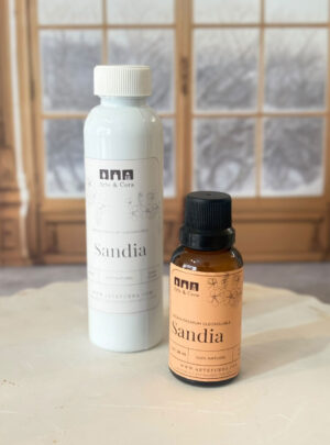 Frutal, jugosa y refrescante. Un estallido dulce que llena de frescura. Aroma nacional premium. Su fragancia evoca la frescura de la sandía recién cortada, con notas dulces y acuosas que transmiten alegría y vitalidad. Perfecta para crear ambientes ligeros, juveniles y llenos de energía positiva. Ideal para quienes buscan un aroma fresco, divertido y naturalmente refrescante.