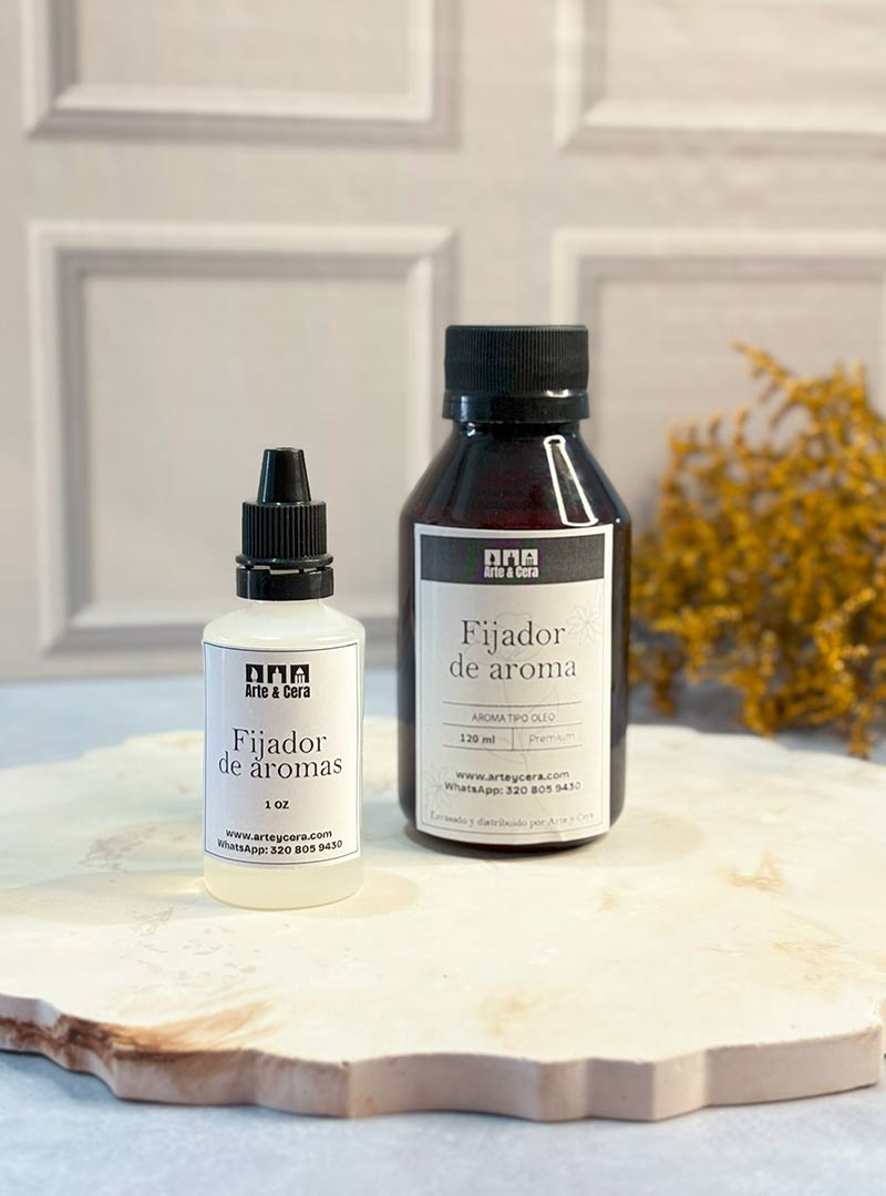 FIJADOR DE AROMA PARA VELAS Neutro, esencial y prolongador. El aliado perfecto para intensificar y mantener la fragancia. Insumo nacional premium. Este fijador permite que los aromas se adhieran mejor a la cera, logrando una liberación más intensa, duradera y uniforme durante toda la vida de la vela. Es ideal para potenciar la calidad de las velas aromáticas y asegurar que cada fragancia conserve su carácter auténtico hasta el final.