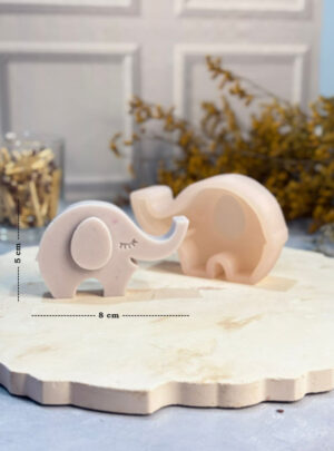 MOLDE ELEFANTE 2D Práctico, tierno y versátil. Un diseño adorable para decorar y crear recuerdos. Molde premium en silicona de alta calidad. Este molde en forma de elefante 2D es perfecto para elaborar velas decorativas, detalles personalizados y recuerdos especiales. Su diseño plano pero lleno de encanto lo hace ideal para baby showers, bautizos, cumpleaños infantiles y decoraciones temáticas. Fabricado en silicona flexible y resistente, permite un desmoldado fácil y acabados definidos, garantizando creaciones únicas con un toque tierno y creativo.