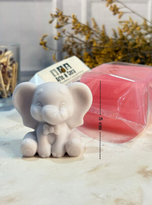 MOLDE ELEFANTE 3D SENTADO Tierno, especial y lleno de encanto. Un diseño adorable perfecto para ocasiones únicas. Molde premium en silicona de alta calidad. Este molde en forma de elefante 3D sentado es ideal para la elaboración de velas y figuras decorativas. Su detalle delicado lo convierte en la opción perfecta para baby showers, bautizos, cumpleaños infantiles y recuerdos especiales. Fabricado en silicona flexible y resistente, permite un desmoldado fácil y acabados definidos, garantizando resultados profesionales en cada creación.