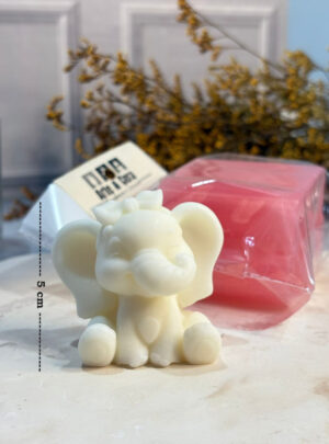 MOLDE ELEFANTE NIÑA 3D SENTADA Delicado, encantador y femenino. Un diseño especial para celebraciones inolvidables. Molde premium en silicona de alta calidad. Este molde en forma de elefanta 3D sentada, con detalles suaves y adorables, es perfecto para la creación de velas y figuras decorativas llenas de ternura. Ideal para baby showers, bautizos, cumpleaños y recuerdos femeninos, aportando un toque único y dulce a cada ocasión. Fabricado en silicona flexible y resistente, garantiza un desmoldado sencillo y acabados precisos, ofreciendo resultados profesionales en cada elaboración.