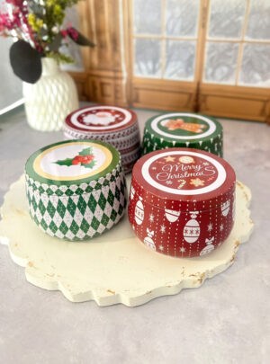 Transforma tus creaciones en piezas festivas con la Lata Navideña para Velas de Arte y Cera. Diseñada especialmente para la confección de velas aromáticas de temporada, este contenedor metálico cuenta con deslumbrantes motivos navideños e incluye una tapa ajustada que preserva la intensidad de las fragancias.