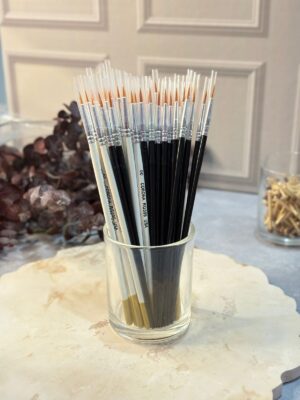 🎨 Pinceles Pinta Fina por Unidad – Arte y Cera Los Pinceles Pinta Fina de Arte y Cera, disponibles por unidad, son ideales para realizar detalles precisos en tus proyectos de velas, jabones y manualidades. Ofrecen: Punta fina y firme para trazos delicados. Excelente control al trabajar en superficies pequeñas o curvas. Compatibilidad con pinturas acrílicas y otros acabados decorativos. Perfectos para agregar líneas, sombras, letras o toques especiales en tus creaciones artesanales. ✨