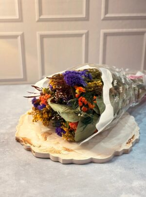 💐 Bouquet Floral – Arte y Cera El Bouquet Floral de Arte y Cera es perfecto para añadir un toque delicado y elegante a tus velas, jabones, empaques y proyectos decorativos. Cada bouquet incluye pequeñas flores preservadas y secas que mantienen su color, textura y belleza natural, brindando un acabado romántico y artesanal. Ideal para decorar velas aromáticas, productos fotográficos, detalles para regalos y creaciones personalizadas, aportando frescura y un estilo encantador en cada pieza. ✨