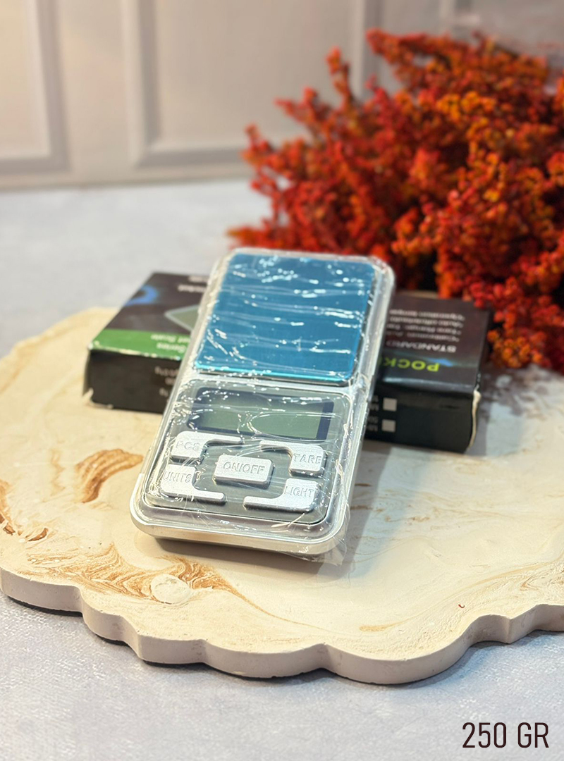 ⚖️ Gramera de Precisión 250 g – Arte y Cera La Gramera de Precisión de 250 g de Arte y Cera es ideal para medir con exactitud los ingredientes que utilizas en la elaboración de velas, jabones y proyectos artesanales. Ofrece una medición precisa y confiable, perfecta para pesar colorantes, fragancias, aditivos, pequeñas cantidades de cera y otros insumos que requieren control exacto. Su diseño es compacto, fácil de usar y perfecta para emprendimientos o trabajos detallados donde cada gramo cuenta. ✨