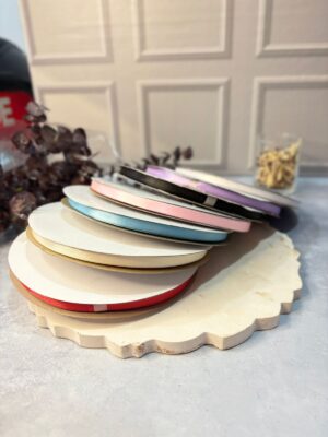 🎀 Cinta Doble Razo 4 mm – Arte y Cera La Cinta Doble Razo de 4 mm de Arte y Cera es perfecta para dar un toque elegante y delicado a tus velas, empaques, tarjetas y proyectos artesanales. Su textura suave y brillante aporta un acabado profesional ideal para detalles finos. Ideal para: Decorar velas y frascos Envolver detalles y recordatorios Manualidades y tarjetería Moños pequeños y acabados delicados Un accesorio versátil y hermoso para elevar cualquier creación. ✨