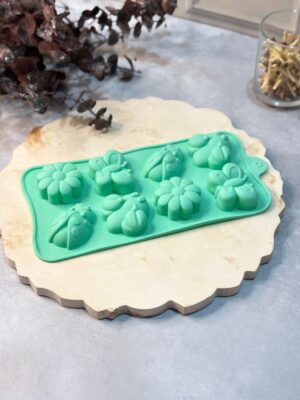 Molde Bandeja de Mariquitas y Mariposas Molde de silicona con diseños detallados de mariquitas y mariposas en diferentes tamaños, ideal para crear piezas decorativas en cera, yeso, resina o jabón. Su acabado permite obtener figuras con excelente definición, perfectas para decorar velas, hacer apliques artesanales o crear accesorios temáticos. Es flexible, resistente al calor y fácil de desmoldar, lo que lo convierte en u