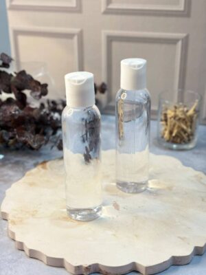 El Alcohol Neutro de Arte y Cera es ideal para trabajar en la elaboración de velas, jabones y proyectos artesanales. Su fórmula pura y sin aroma permite: Eliminar burbujas en la superficie de la cera al momento de verter. Limpiar herramientas y superficies sin dejar residuos. Mejorar acabados en detalles y uniones de piezas. Es un aliado indispensable para obtener resultados profesionales, limpios y uniformes en tus creaciones. ✨