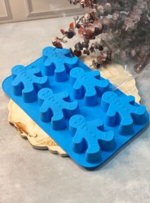 Características clave: Detalle Hiperrealista: Diseñado para capturar cada relieve, desde la textura del horneado hasta las formas icónicas de las galletas de jengibre y estrellas navideñas. Silicona de Alta Resistencia: Fabricado con un material flexible que permite un desmoldado suave y preciso, evitando que los detalles más finos se rompan al extraer la pieza. Antiadherencia Natural: Su superficie interna lisa garantiza que el jabón o la cera salgan con un brillo natural, resaltando la calidad de tu trabajo artesanal. Larga Durabilidad: Resistente a las temperaturas de vertido de la glicerina y las ceras de soja, manteniendo su forma original tras cientos de usos. Advertencia de Seguridad: Este molde es para uso artesanal (jabonería, ceras, yeso) exclusivamente. No es de grado alimenticio; está prohibido su uso para repostería o contacto con alimentos. Recomendaciones de uso: Preparación Profesional: Antes de verter, aplica una gota de nuestro Aceite Mineral con un pincel fino en los detalles más profundos para asegurar un desmolde impecable y un acabado pulido. Efecto Gourmet: Utiliza nuestro Aceite Vegetal de Chocolate o Naranja en tu mezcla para que el aroma de tus jabones coincida con la estética de "galleta recién horneada". Decoración de Capas: Puedes usar una jeringa para rellenar los detalles pequeños con un color diferente antes de verter la base principal, logrando un efecto de "glaseado" profesional. Mantenimiento Técnico: Después de cada producción, limpia el molde con nuestro Jabón para Moldes para eliminar restos de fragancia y mantener la silicona hidratada y brillante.