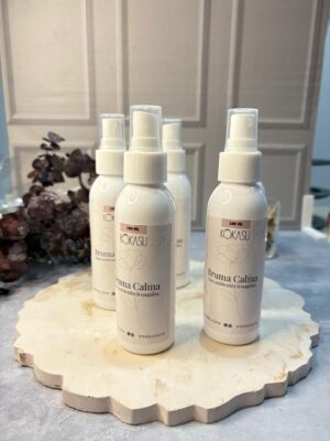 🌿 Bruma Aromática Calma – Arte y Cera La Bruma Aromática Calma de Arte y Cera está formulada con una mezcla equilibrada de aceite esencial de pino y bergamota, creando un aroma relajante, fresco y armonioso. El pino aporta una sensación de pureza y claridad, mientras que la bergamota añade un toque cítrico y calmante, ideal para reducir el estrés y crear ambientes serenos. Perfecta para usar en: Habitaciones Ropa de cama Espacios de trabajo Salas de descanso Una bruma diseñada para transformar tus ambientes en lugares de paz, frescura y tranquilidad. ✨