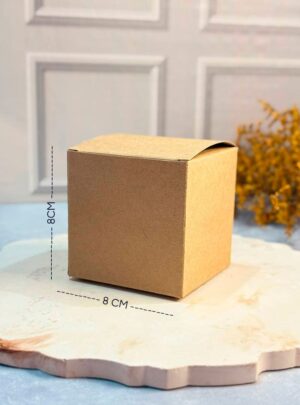 📦 Caja Kraft Cuadrada – 8 x 8 cm – Arte y Cera La Caja Kraft Cuadrada de Arte y Cera es ideal para empaquetar velas, jabones o detalles artesanales con un estilo natural y elegante. Fabricada en cartón kraft resistente, ofrece una excelente presentación y protección para tus productos. Su diseño fácil de armar la convierte en una opción práctica y funcional para regalos, exhibiciones o ventas. Medidas: 8 x 8 cm. ✨