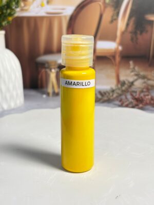 El Colorante Premium Amarillo de Kokasu Home está formulado especialmente para velas y jabones artesanales, ofreciendo tonos vivos, uniformes y duraderos. Su textura líquida permite una fácil disolución, logrando resultados consistentes en cada uso. Gracias a sus aditivos especiales, mejora la intensidad del color y aumenta la resistencia de las velas, evitando decoloraciones con el tiempo. Presentación de 30 ml, ideal para creaciones de alta calidad y acabados profesionales. ✨